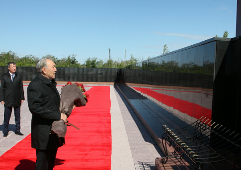 Президент РК возложил цветы к мемориалу жертв политических репрессий